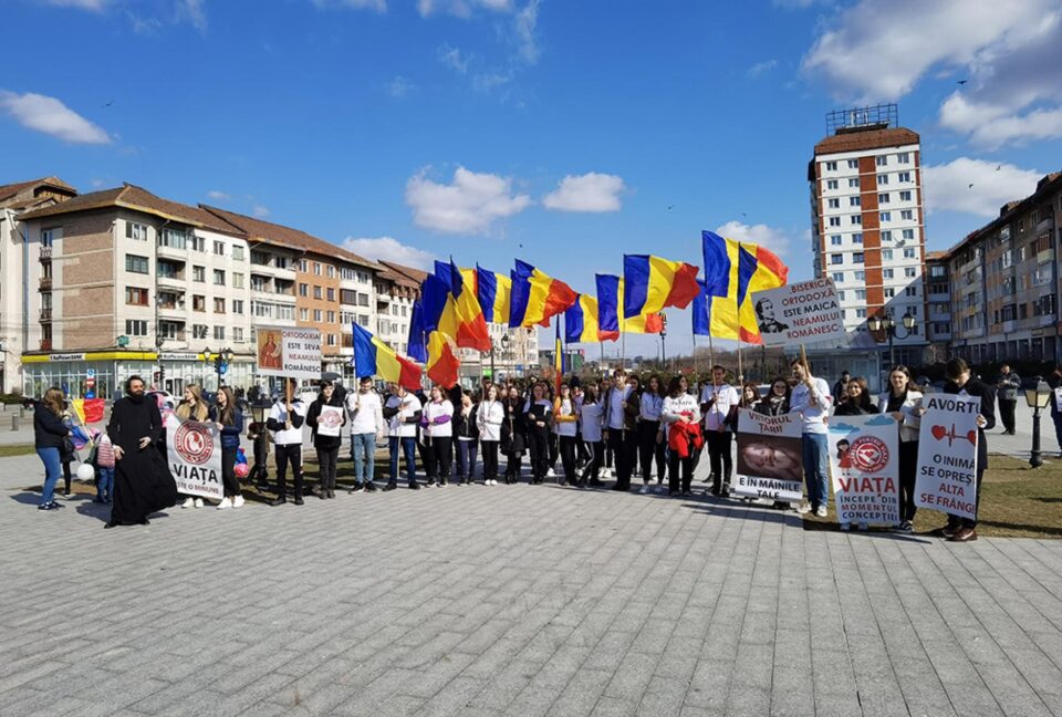 Mesaje antiavort și tineri cu drapelul național, la „Marșul pentru viață”, în centrul Sucevei