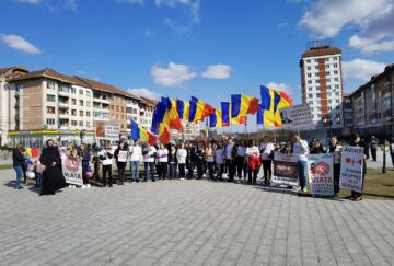 Mesaje antiavort și tineri cu drapelul național, la „Marșul pentru viață”, în centrul Sucevei