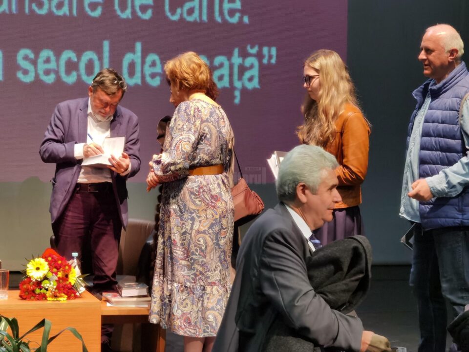 Aglomerație la obținerea unui autograf al lui Matei Vișniec pe cartea nou lansată - Un secol de ceață
