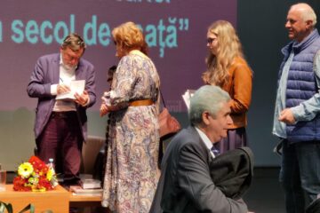 Aglomerație la obținerea unui autograf al lui Matei Vișniec pe cartea nou lansată - Un secol de ceață