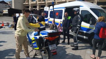 Peste 300 de copii au fost în centrul Sucevei pentru a vedea ”mascații” și tehnica Poliției