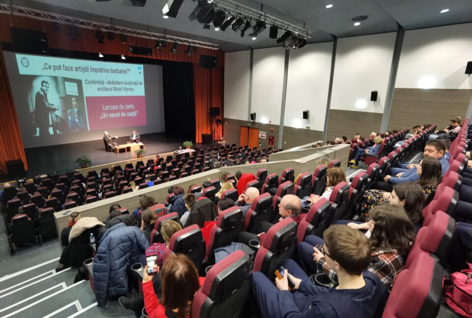 Conferință-dezbatere între maestrul Matei Vișniec și primarul Sucevei, Ion Lungu, în sala de spectacole a teatrului