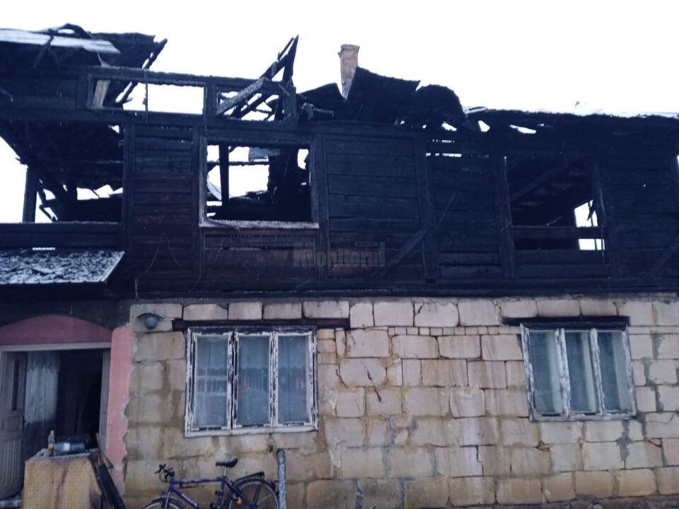 Casa parțial distrusă de incendiu