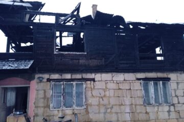 Casa parțial distrusă de incendiu