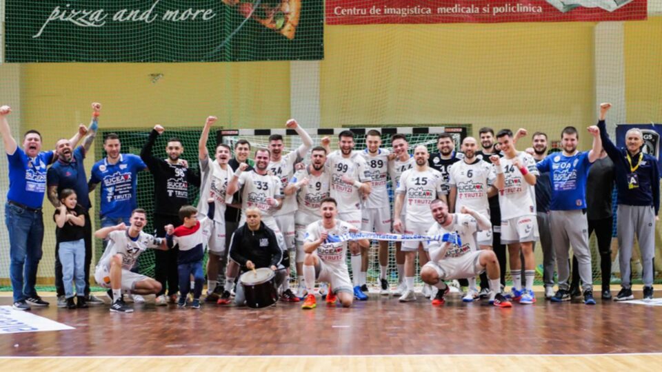 Handbaliștii suceveni au sărbătorit alături de fani victoria cu Turda