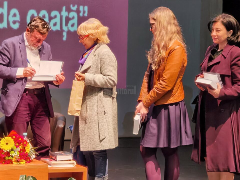 Aglomerație la obținerea unui autograf al lui Matei Vișniec pe cartea nou lansată – „Un secol de ceață”