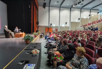 Conferință-dezbatere între maestrul Matei Vișniec și primarul Sucevei, Ion Lungu, în sala de spectacole a teatrului