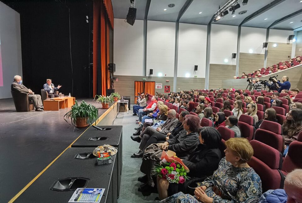 Conferință-dezbatere între maestrul Matei Vișniec și primarul Sucevei, Ion Lungu, în sala de spectacole a teatrului