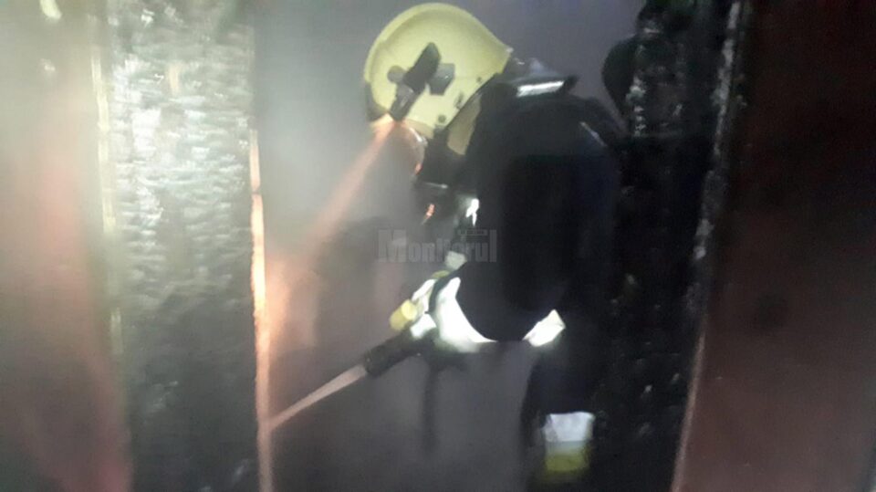 Femeia care a suferit arsuri după ce un incendiu i-a mistuit o parte din casă nu a supraviețuit