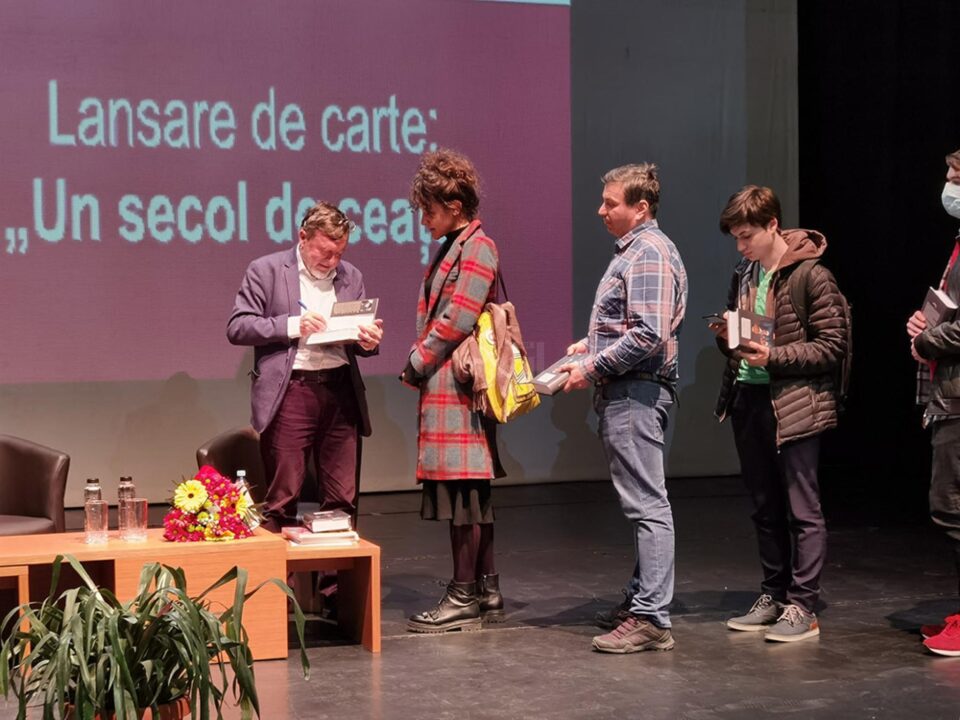 Provocarea lansată de Matei Vișniec pentru tinerii suceveni, la lansarea volumului „Un secol de ceață”