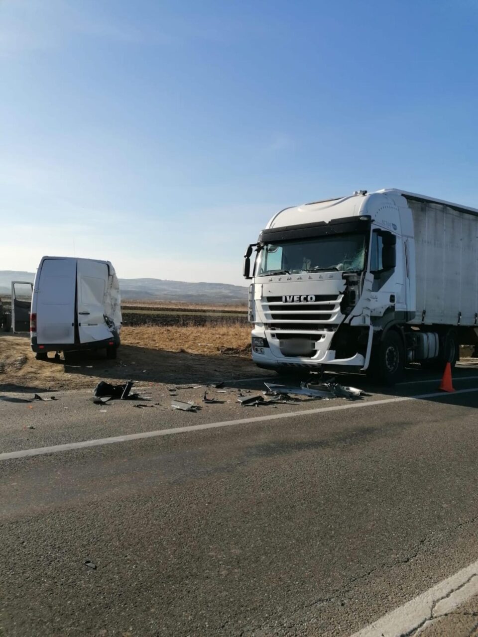 Autoutilitara în care erau o femeie și un copil, ”măturată” de pe șosea de un vehicul greu Autoutilitara în care erau o femeie și un copil, ”măturată” de pe șosea de un vehicul greu