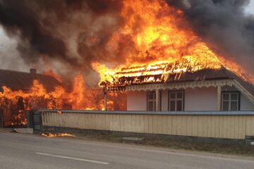 Gospodărie distrusă de un puternic incendiu, la Capu Câmpului