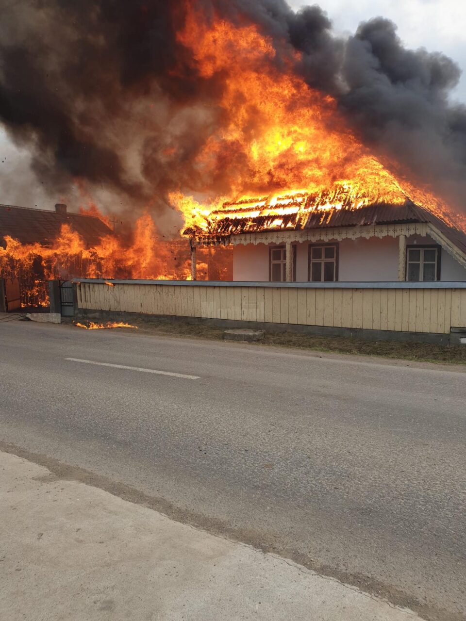 Gospodărie distrusă de un puternic incendiu, la Capu Câmpului