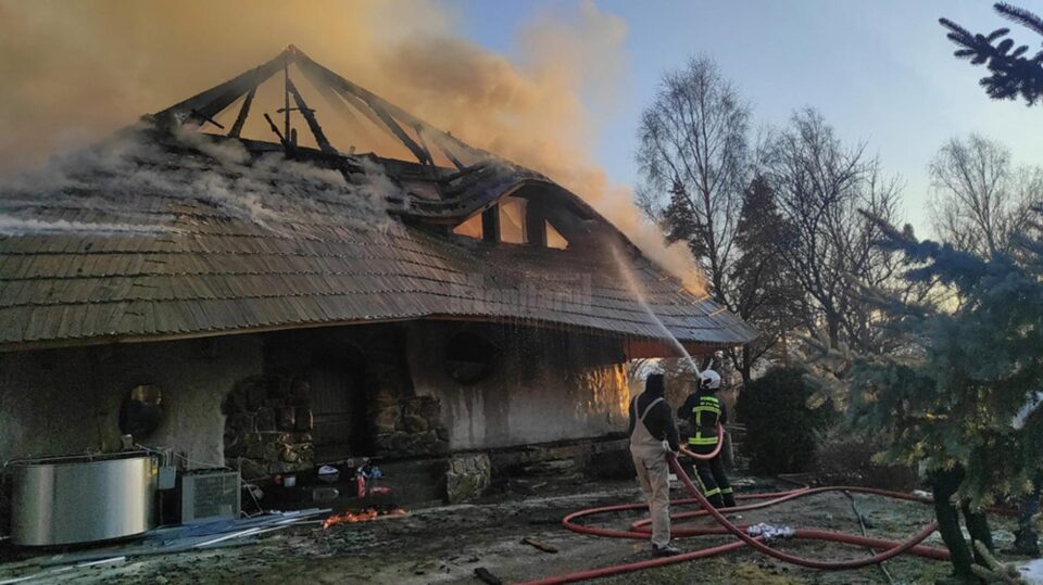 Incendiu la secția de prelucrare lapte a unei afaceri de familie cu produse tradiționale Incendiu la secția de prelucrare lapte a unei afaceri de familie cu produse tradiționale