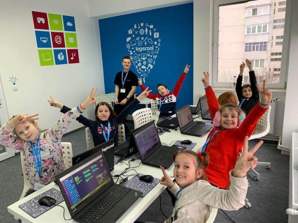 Logiscool Suceava, parte din rețeaua internațională de școli de programare pentru copii și adolescenți, invită elevii la taberele și atelierele digitale de vară