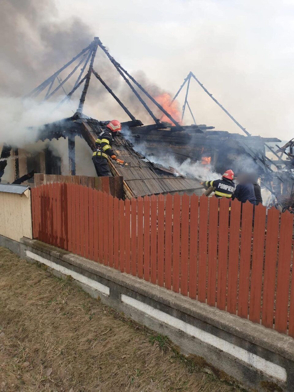 Gospodărie distrusă de un puternic incendiu, la Capu Câmpului