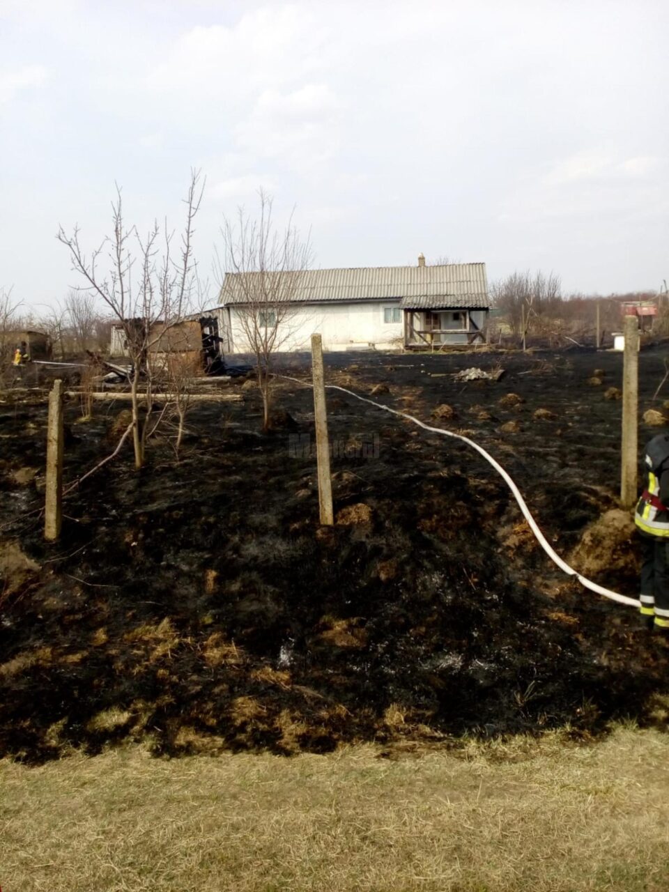 Un incendiu de vegetație s-a extins la o anexă și a pus în pericol o casă