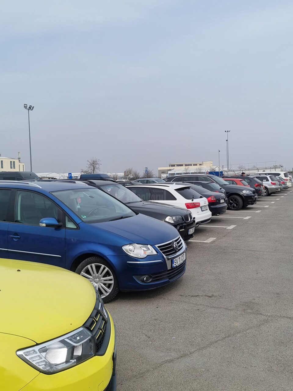 Zeci de mașini cu număr de Ucraina sunt abandonate în parcarea aeroportului