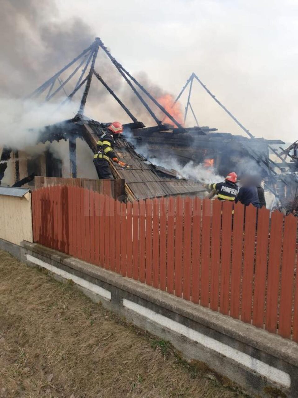 Gospodărie distrusă de un puternic incendiu, la Capu Câmpului