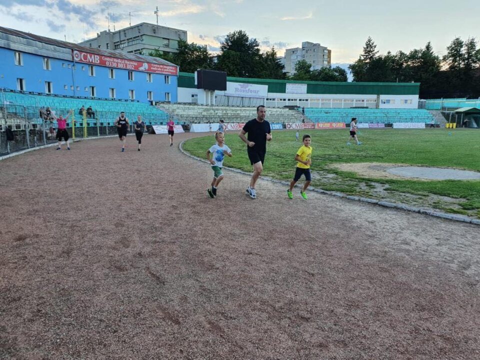 Viceprimarul Lucian Harșovschi la alergat cu băieții săi, pe pista de atletism a Stadionului Areni
