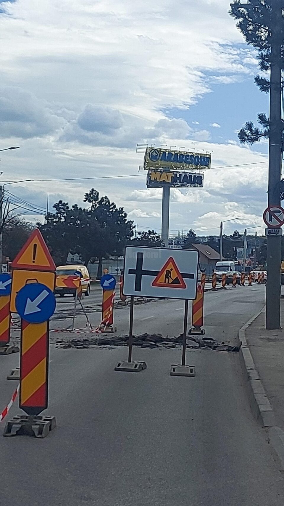 Lucrările de amenajare a unui sens giratoriu pe domeniul public au fost demarate pe o arteră principală a Sucevei, fără acordul Primăriei și fără a fi anunțate