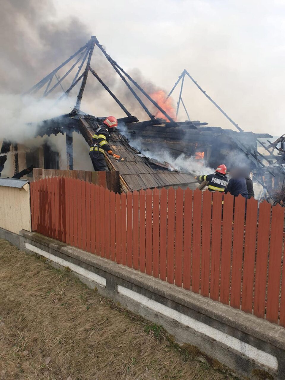 Focul a lăsat un adevărat dezastru în urmă
