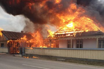 O casă veche, foarte frumoasă, distrusă de incendiul de la Capu Câmpului