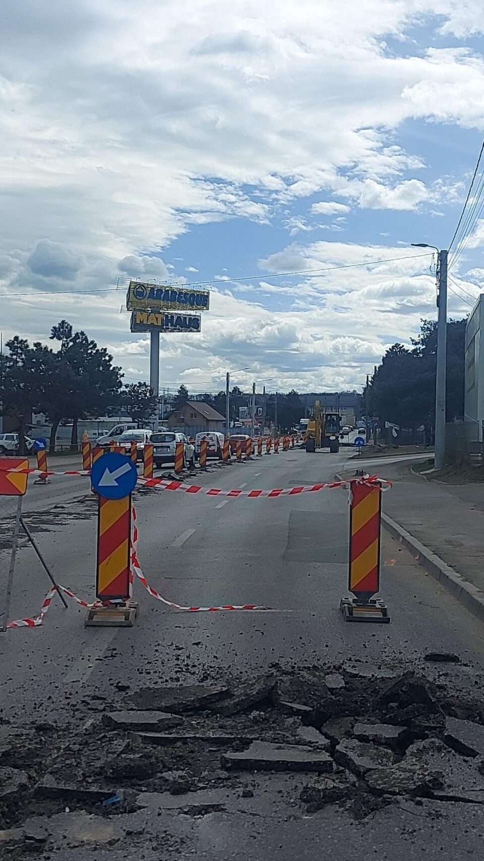 Lucrările de amenajare a unui sens giratoriu pe domeniul public au fost demarate pe o arteră principală a Sucevei, fără acordul Primăriei și fără a fi anunțate