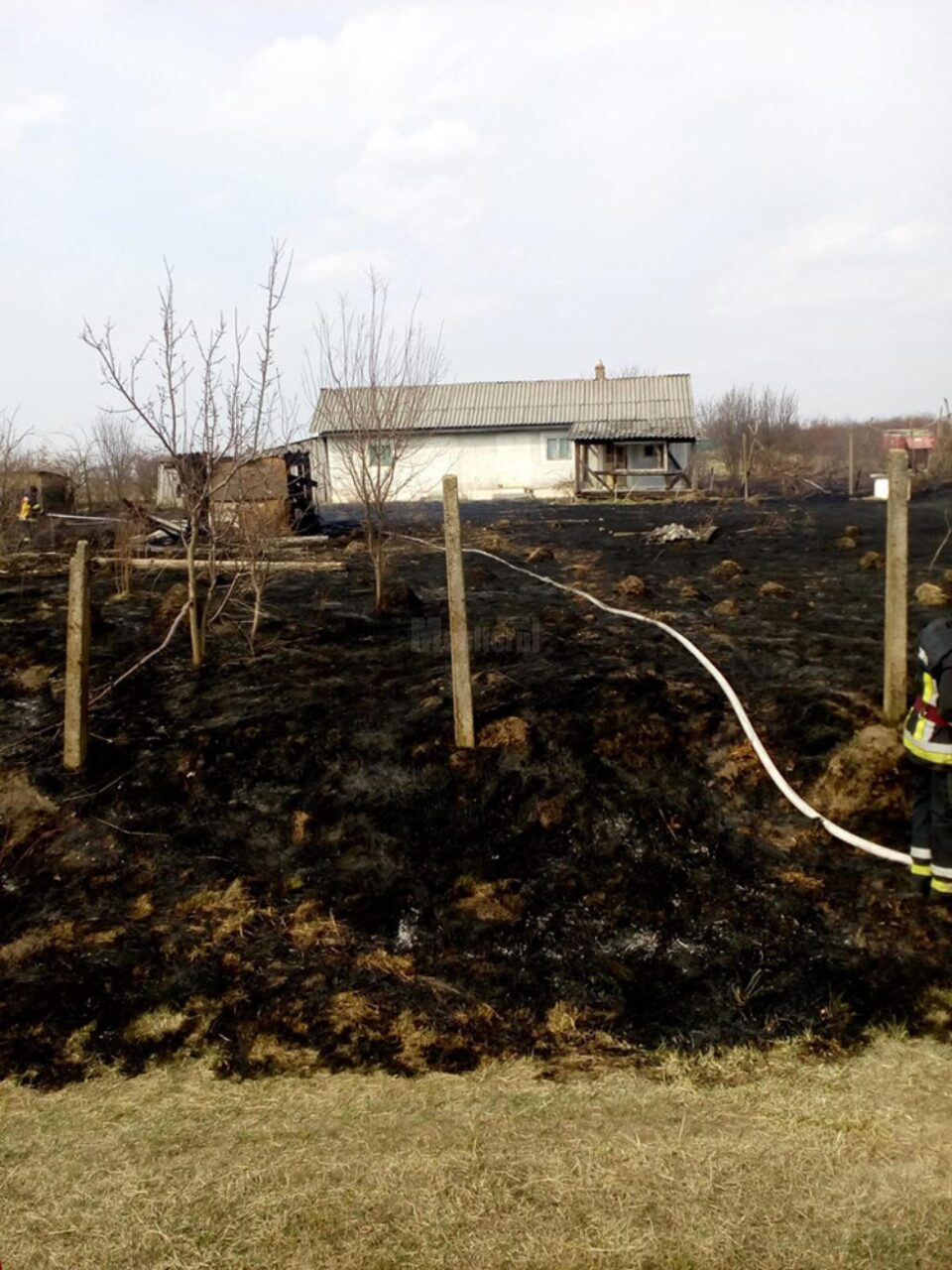 Un incendiu de vegetație s-a extins la o anexă și a pus în pericol o casă