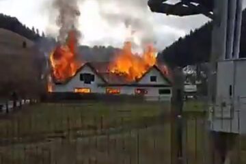 Hala a ars violent, cu tot cu ce era în interior