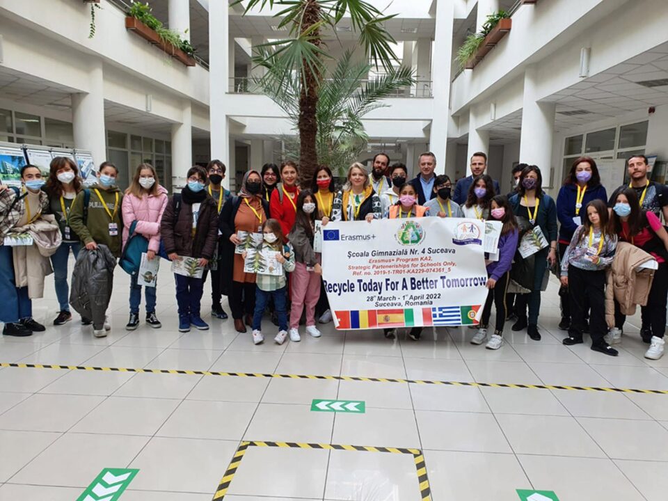 Elevi și profesori din Turcia, Spania, Italia și Grecia la Școala Gimnazială Nr. 4 Suceava, într-o experiență de mobilitate Erasmus+, în proiectul „Recycle Today For A Better Tomorrow”