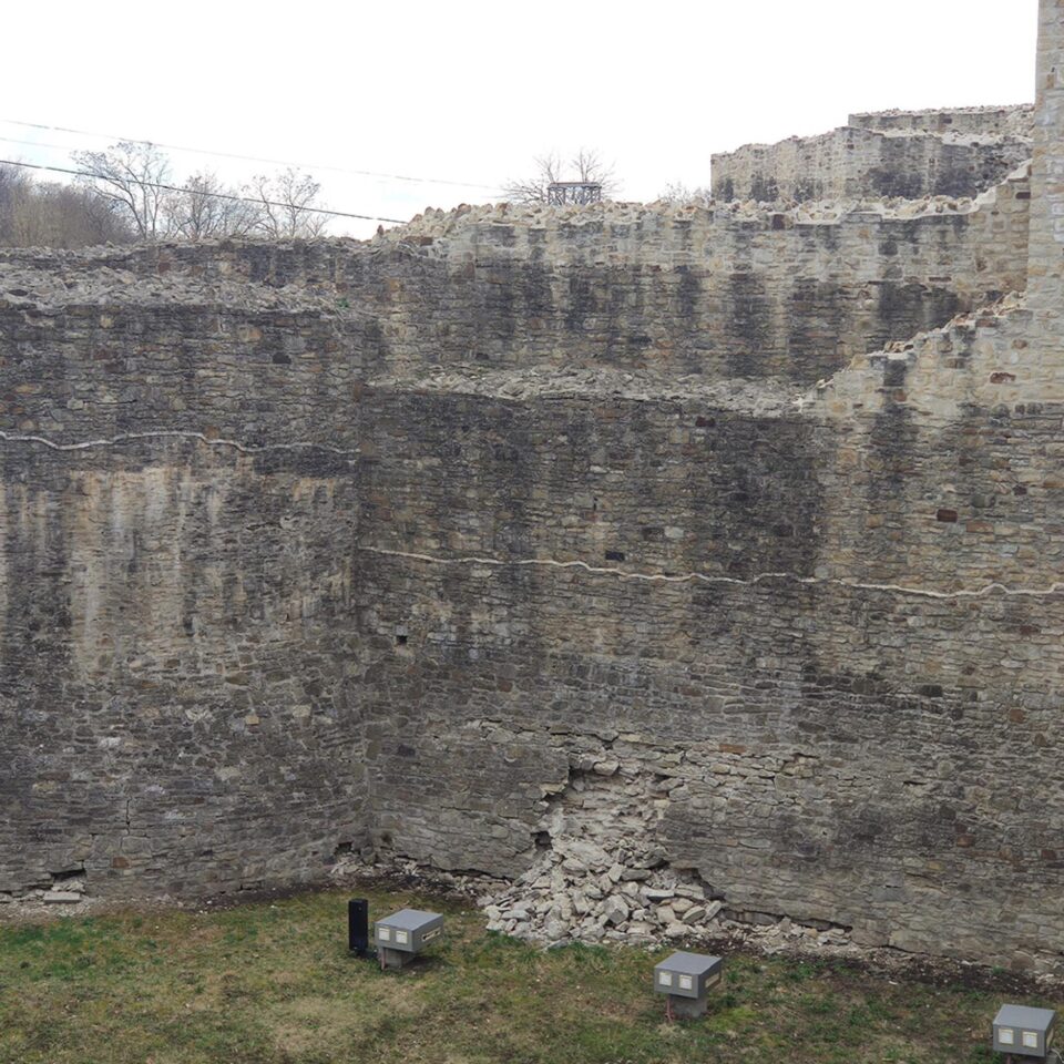 Se prăbușesc bucăți din zidul ”Ștefan cel Mare” al Cetății de Scaun a Sucevei