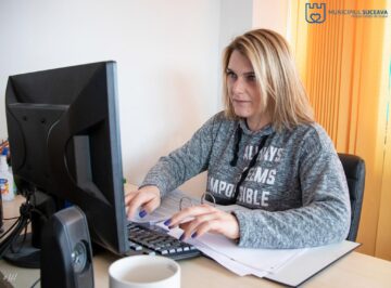 Salariați ai Primăriei Suceava din cadrul Serviciului Proiecte Europene, care au întocmit și depus proiecte în valoare de 13 milioane de euro, prin PNRR