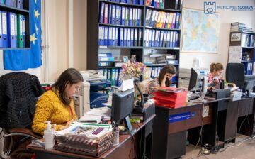 Salariați ai Primăriei Suceava din cadrul Serviciului Proiecte Europene, care au întocmit și depus proiecte în valoare de 13 milioane de euro, prin PNRR