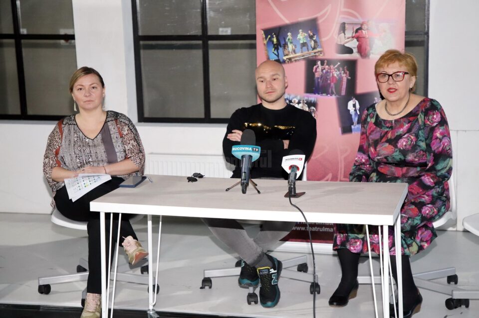 Conducerea Teatrului Matei Vișniec Suceava, alături de regizorul spectacolului HAH, Botond Nagy