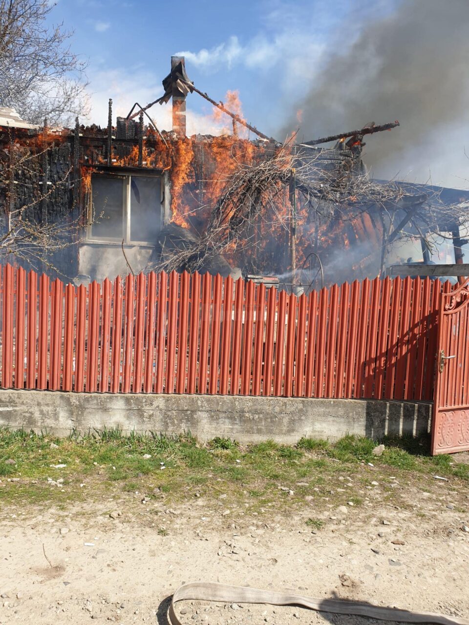 Casă mistuită de un incendiu plecat de la o sobă improvizată