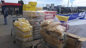 Un nou transport de produse alimentare, de la Suceava pentru Cernăuți