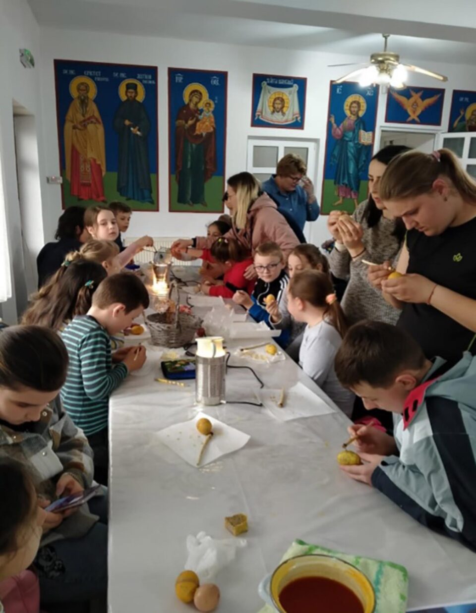 Atelier de încondeiat ouă la Parohia „Sfântul Prooroc Ilie” – Fălticeni