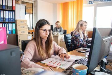 Salariați ai Primăriei Suceava din cadrul Serviciului Proiecte Europene, care au întocmit și depus proiecte în valoare de 13 milioane de euro, prin PNRR