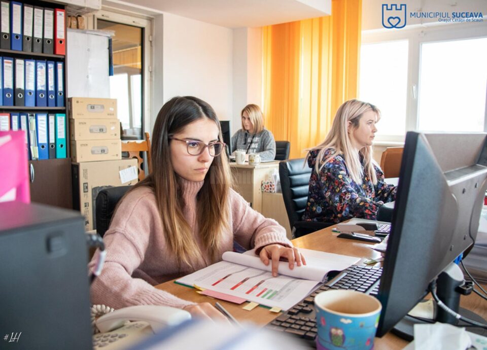 Salariați ai Primăriei Suceava din cadrul Serviciului Proiecte Europene, care au întocmit și depus proiecte în valoare de 13 milioane de euro, prin PNRR