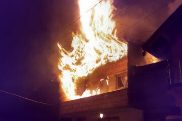 Incendiu puternic la trei locuințe lipite ale romilor din Bosanci
