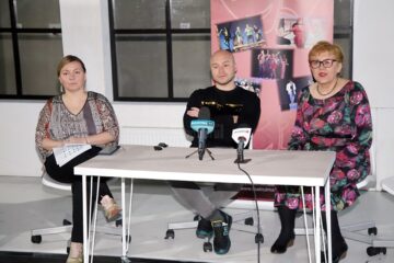 Conducerea Teatrului „Matei Vișniec” Suceava, alături de regizorul spectacolului HAH, Botond Nagy