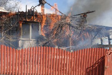 Casă mistuită de un incendiu plecat de la o sobă improvizată