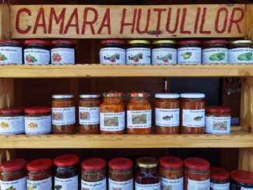 25 de meșteri populari expun produsele create de ei, prin rotație, timp de 24 de zile, Târgul de Paște „ Produs în Bucovina”, deschis în centrul Sucevei