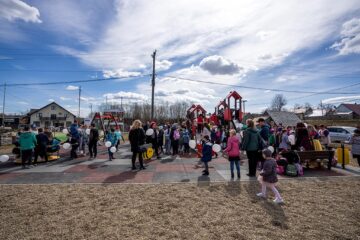 Inaugurarea primului loc de joacă din localitatea Satu Mare amenajat de EGGER în cooperare cu administrația locală