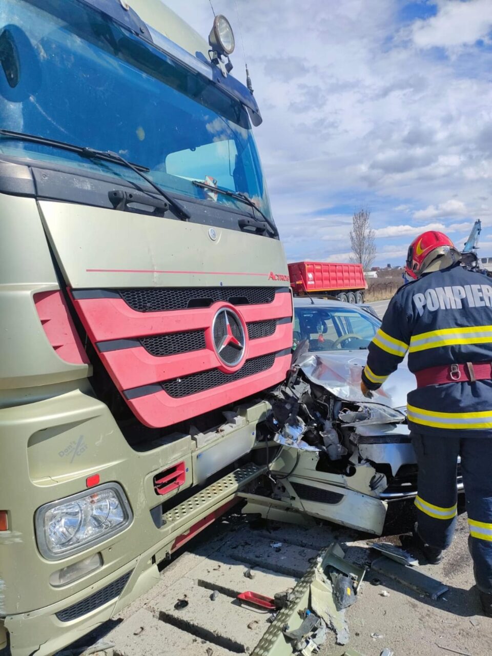Accident între un autotren și un autoturism, la Spătărești