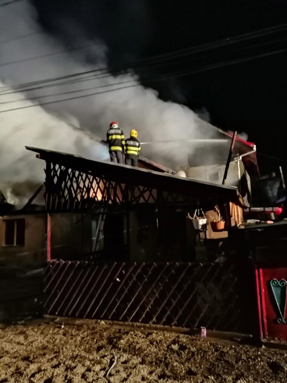 Incendiu puternic la trei locuințe lipite ale romilor din Bosanci