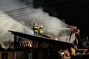 Incendiu puternic la trei locuințe lipite ale romilor din Bosanci