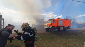 Două gospodării au fost distruse la Marginea de un puternic incendiu