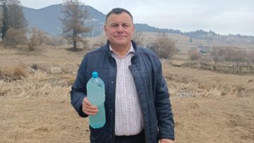 Primarul Dănuț Candrea a gustat din apa scoasă din izvor
